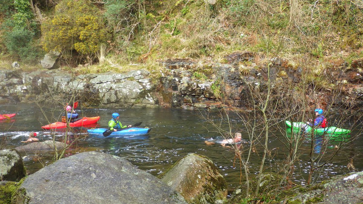 wildwomanswims1's tweet photo. #wildswim with kayakers, #SharrahPool #RiverDart #Dartmoor #winterswim http://t.co/jCJKEMe4Sg