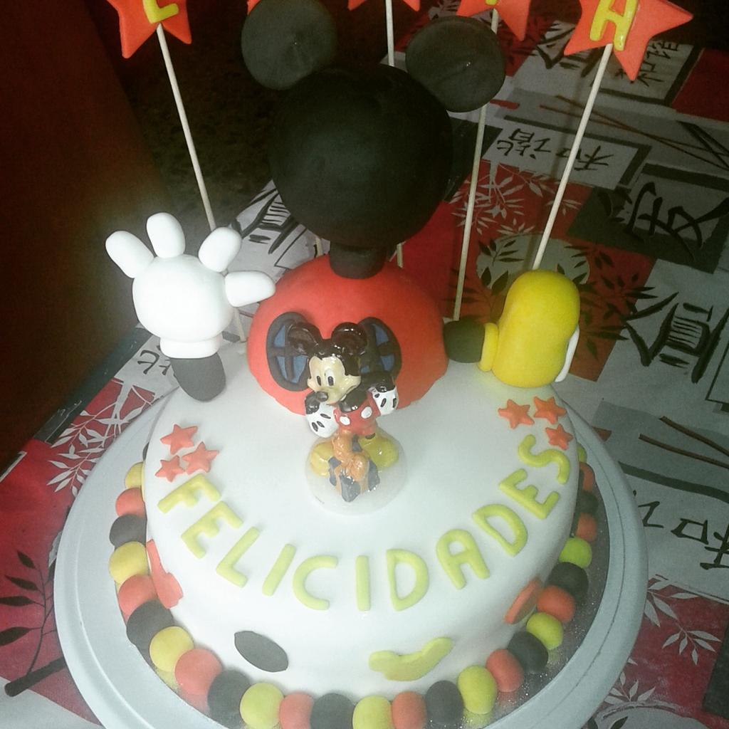 ReposteriaEva's tweet photo. Tarta Mickey Mouse para celebrar el cumple de mi sobrina Lucía, que hoy ha hecho 3 añitos http://t.co/eksAEbRXn8