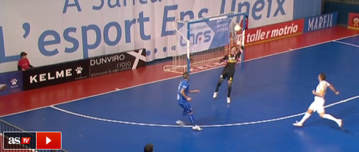 AS_TV's tweet photo. La 'picadita' al primer toque de Juanqui, golazo de la jornada ▶ http://t.co/wvpXx3yLqp vía @diarioas http://t.co/AGIjFmIEaT