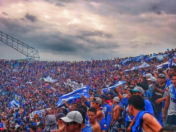 Hincha_Azul's tweet photo. ¡LA HINCHADA DEL BICAMPEÓN! ¡VAMOS EMELEC! http://t.co/XdGhKozJqR