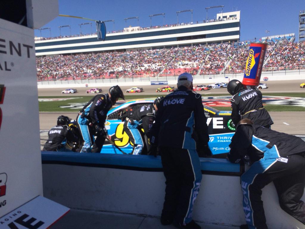 LFR95's tweet photo. McD comes to pit road, and Wally barks out major changes to the crew. A clean stop there by the #95crew. http://t.co/WBdCszaPSj