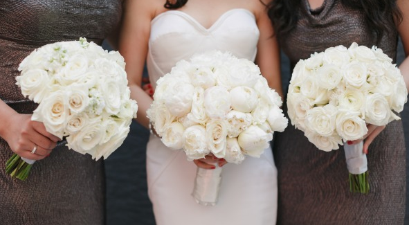 White florals and stunning dresses: 
stylemepretty.com/california-wed… 
Photo: Jennifer Skog