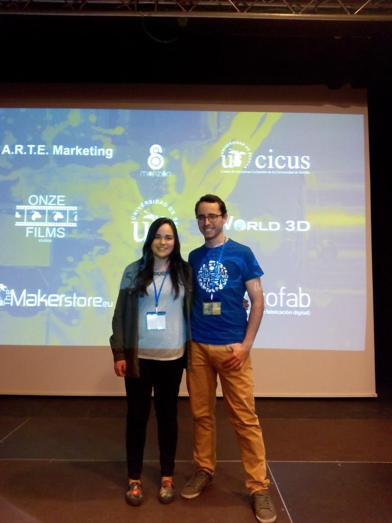 recreadesign's tweet photo. .@AEDISevilla Lo que ha unido la #3SCD que no lo separe el hombre! @Manferrub con la camiseta de Recrea y @CrisRF http://t.co/3kyEkEyBo5