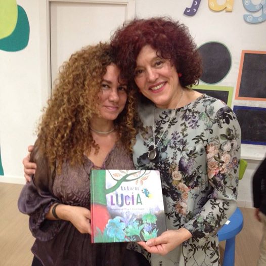 <a href="/SilviAlvarezC/">Silvia ÁLvarez</a> y <a href="/MargaritadlMazo/">Margarita del Mazo</a>, ilustradora y autora, de "La luz de Lucía" 
Que vivan los rizos y la creatividad!