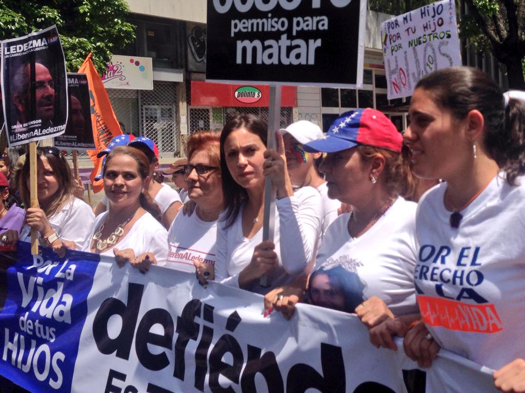 anak14's tweet photo. A la mujer venezolana que con fuerza y gallardía todas las mañanas lucha por ella y su familia ¡Exigimos libertad! http://t.co/sGcm1RQDJG