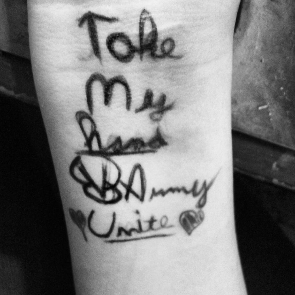 BlueVorisJames's tweet photo. #TakeMyHandBVBArmyUnite <3 http://t.co/1CQ11EaeGB