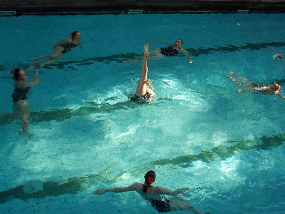 ZoetheCoach's tweet photo. Go team! @Lulovesglitter @Yorkslifeaqua @LoveWithyBaths @bramleybaths #mermaidsontour  https://t.co/Pj0yy9AgsH http://t.co/meXJBFEVbP