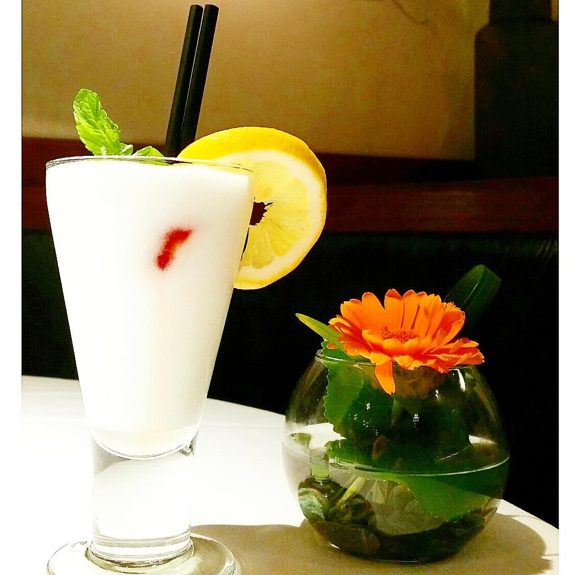 Crisarana's tweet photo. Brindo por vosotras! 🍹🌷Feliz día internacional de la mujer!! @Tweedrest #LaHoraMagica405 #gastronomia #madrid http://t.co/ir9LBECu5B