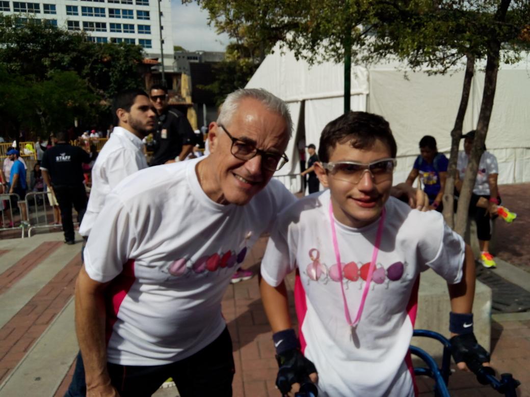 gabriellebuvat's tweet photo. Junto al Sr. @NelsonBocaranda en la 1era Carrera/Caminata @SenosAyuda todo un honor #LaMetaEsRosada #GaboRun http://t.co/ZsMF8JJo4N