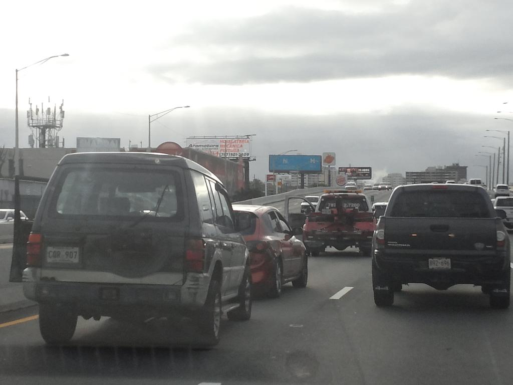 Linceyan's tweet photo. @TransitoPR Accidente en los elevados de la Baldo, dir San Juan, se depeja y luego lentro entrada túnel. http://t.co/9SoXOhMapv