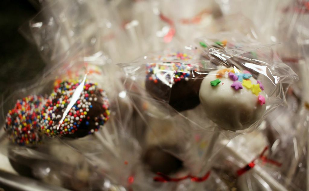 KAThetaZM's tweet photo. What makes Mondays better? It's the first day of cake pop sales! Come by lobby 10 to buy some! http://t.co/G6M0LnovIK