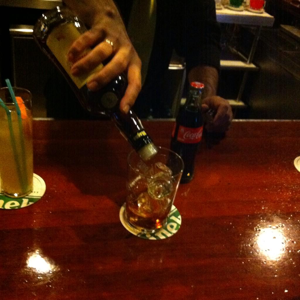 Kitchen_154's tweet photo. Cosas q pasan en el after .@mercadocdiseno : brindando con un "España" en el Pinwy.
#brandycola #pinwyforever http://t.co/zsWnYTxzSk