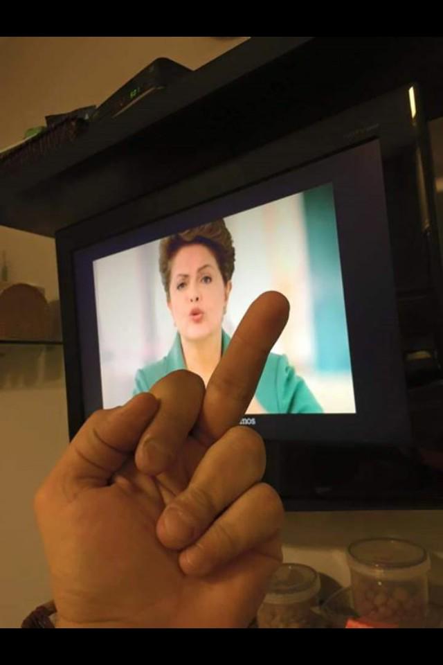 vemkvalentte's tweet photo. Chupa aqui pra ver se sai leite! http://t.co/8QNz2Hgour