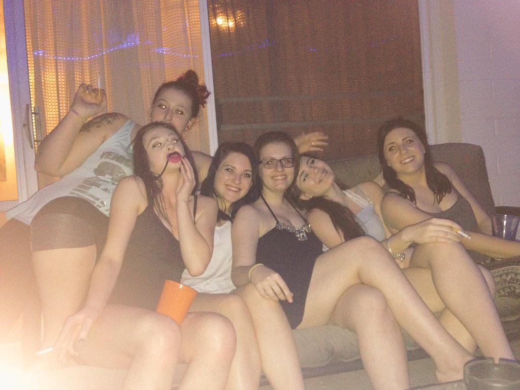kellishere_'s tweet photo. 💙💜👭👯😍 @OffmyCase @shittanyy @deathmetal_gurl @kyla_hayess @maegankennedy2 http://t.co/2ziFbNZ21f