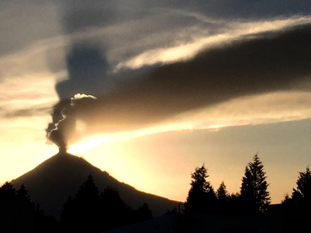 nmasforo's tweet image. Hermosa postal del volcán Popocatépetl desde Cholula, Puebla 
FOTO: @ffloresm  ow.ly/K4Zj0
