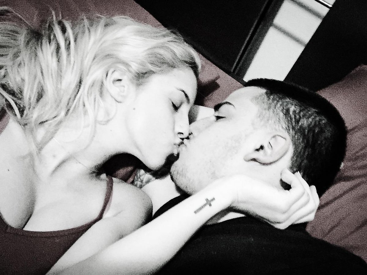 ashyboox3's tweet image. Yummmmy💍 #2yearsand4months #eternitytogo