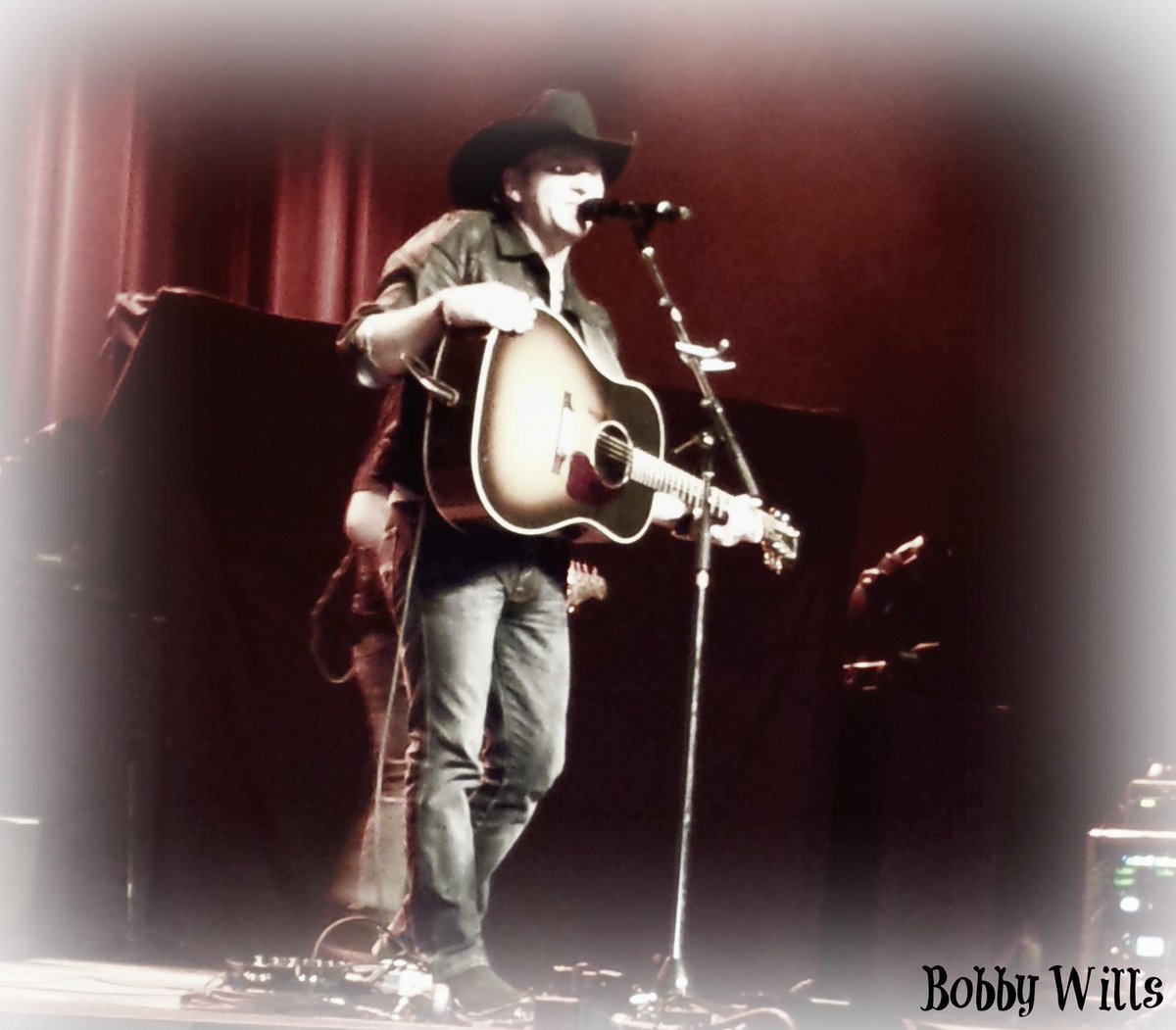 SammieScotia's tweet photo. @BobbyWillsMusic It was awesome to meet you this weekend. You rocked it solid! Have A great tour! #Undressed #WTLGD http://t.co/VfhpKUhKb8