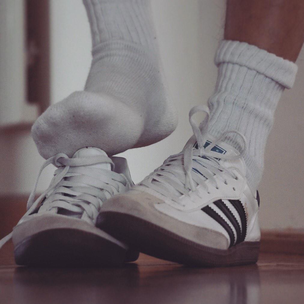 Песня мне по кайфу не каблуки адики. Adidas White Socks on feet. Кроссовки adidas Samba Primeknit. Соксы адидас. Adidas Originals Samba на ноге мужские.