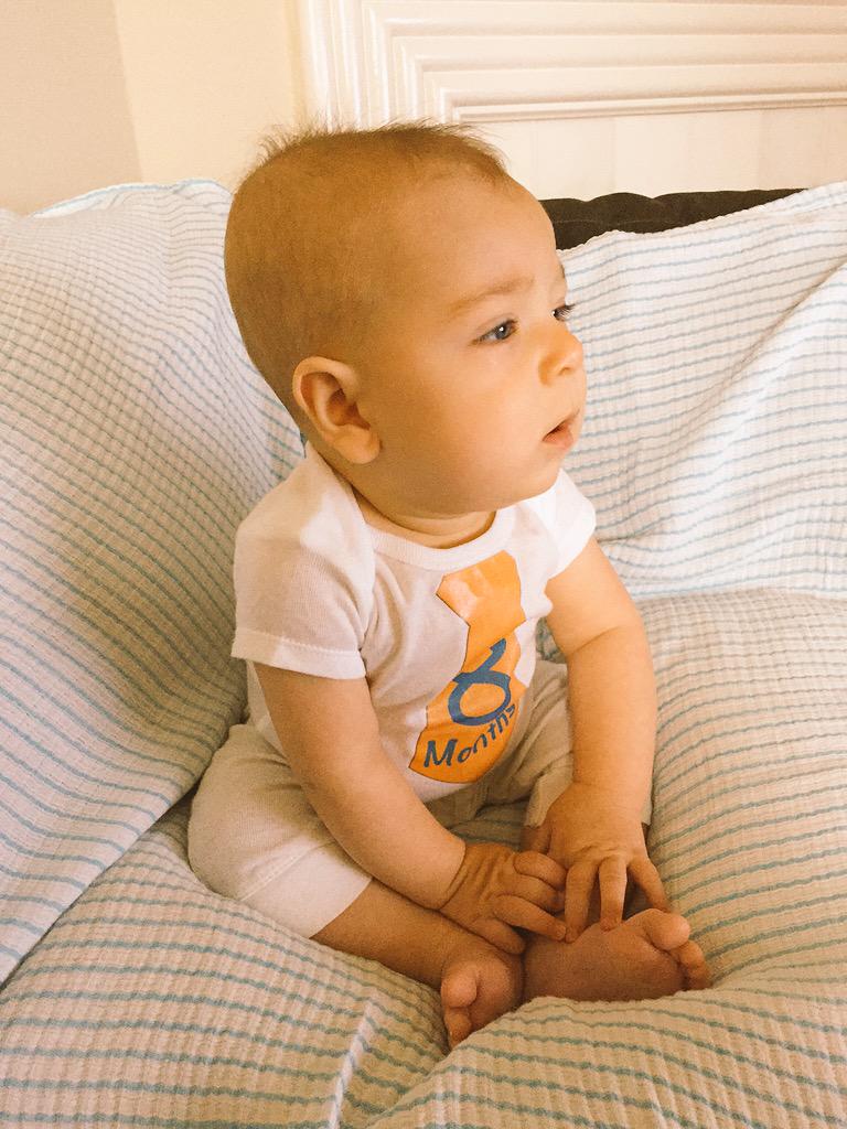 DLG's tweet image. 8 months - wowza! #20lbs #sittingup #2teeth