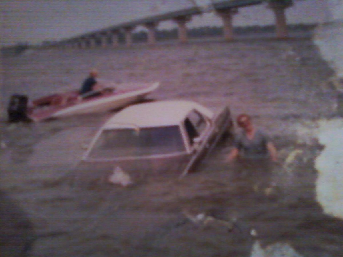 jsmilesformiles's tweet photo. So you think you did stupid stuff as a kid? Lol #Dadsinkincars #OldMark http://t.co/1FbvgeDwhD