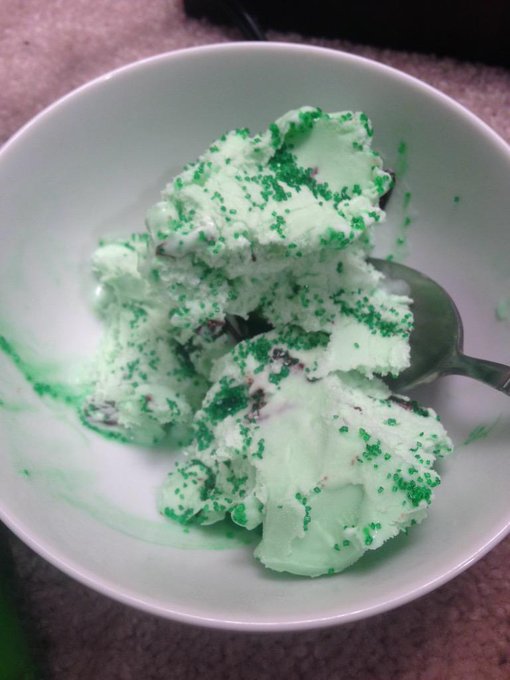 mint chocolate chip &amp; sprinkles 😭😭😍 http://t.co/AMEwh5JekS