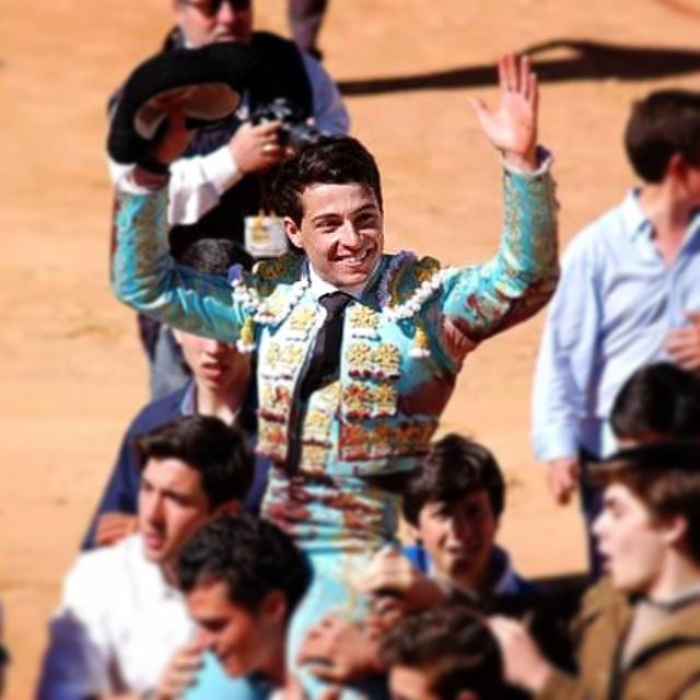 ATJCCARBALLO's tweet photo. Carballo corta tres orejas en Olivenza, en su debut con picadores. @jccarballom7 ha desmotrado su valor. http://t.co/xCJVdlcZqX