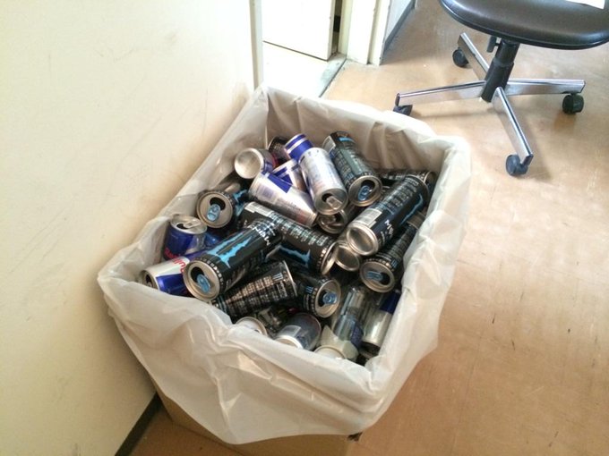 ヤバイ そこがイイ 今日もエナジードリンクを飲んで 研究室に