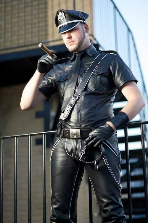 Master Gay Leather 107