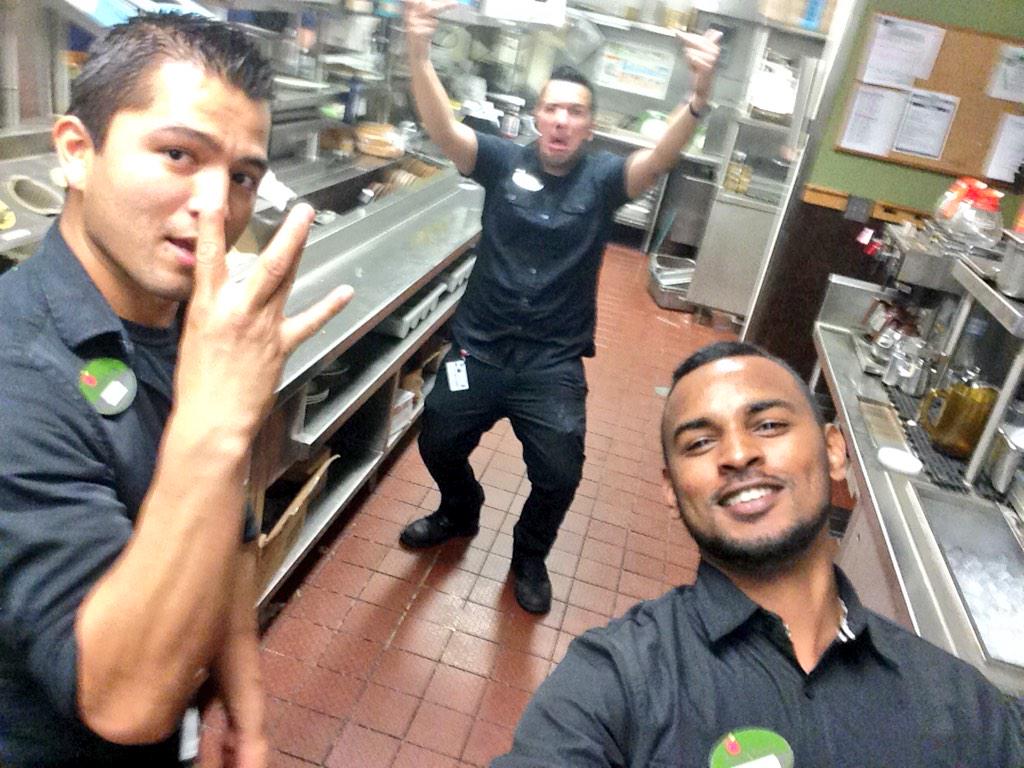 igobyjam_'s tweet photo. #selfiestick #coworkers #dabees #applebees #picsonfleekdafuq 🍎🐝 http://t.co/3UO8dVoGhe