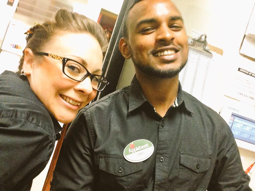 igobyjam_'s tweet photo. #selfiestick #coworkers #dabees #applebees #picsonfleekdafuq 🍎🐝 http://t.co/3UO8dVoGhe