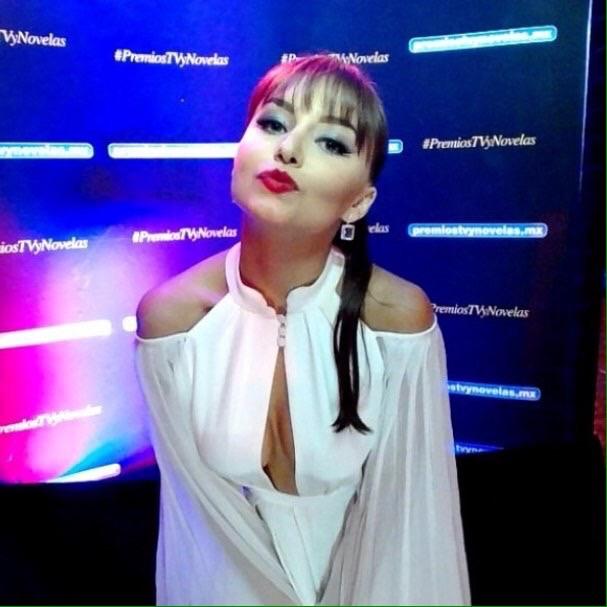 boyer_fans's tweet photo. @Anboy88 no necesita un premio para saber que ES LA MEJOR, ni nosotras necesitamos q lo tenga... ES LA REINA 🙌🙌💛💙❤🏆 http://t.co/Tt2j8DXQtv