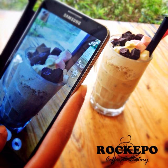 Rockepo's tweet photo. Mau sekedar nongkrong sambil ngopi2 ganteng?/ngeshake cantik??
Kopi??shake??cemilan? Rockepo donk pasti nya.. https://t.co/wtRebguRIJ