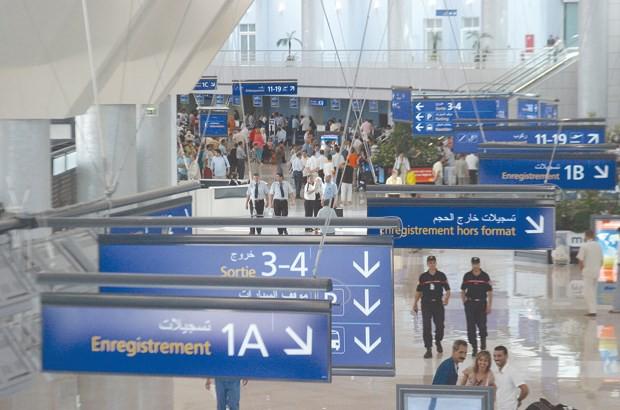 JournaLiberteDZ's tweet photo. Les travailleurs demandent le départ du P-DG de la #SGSIA :L’aéroport d’Alger paralysé http://t.co/JVyubXDO0n http://t.co/yIuxO7Smzq