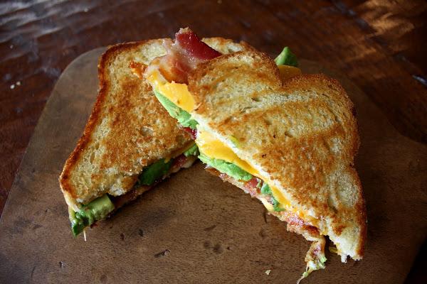 #RecetaFarcedo de hoy: sandwich de bacon #Farcedo, aguacate y queso, pasado por la sartén. (Vía <a href="/ElizEdibExp/">Elizabeth F</a>)