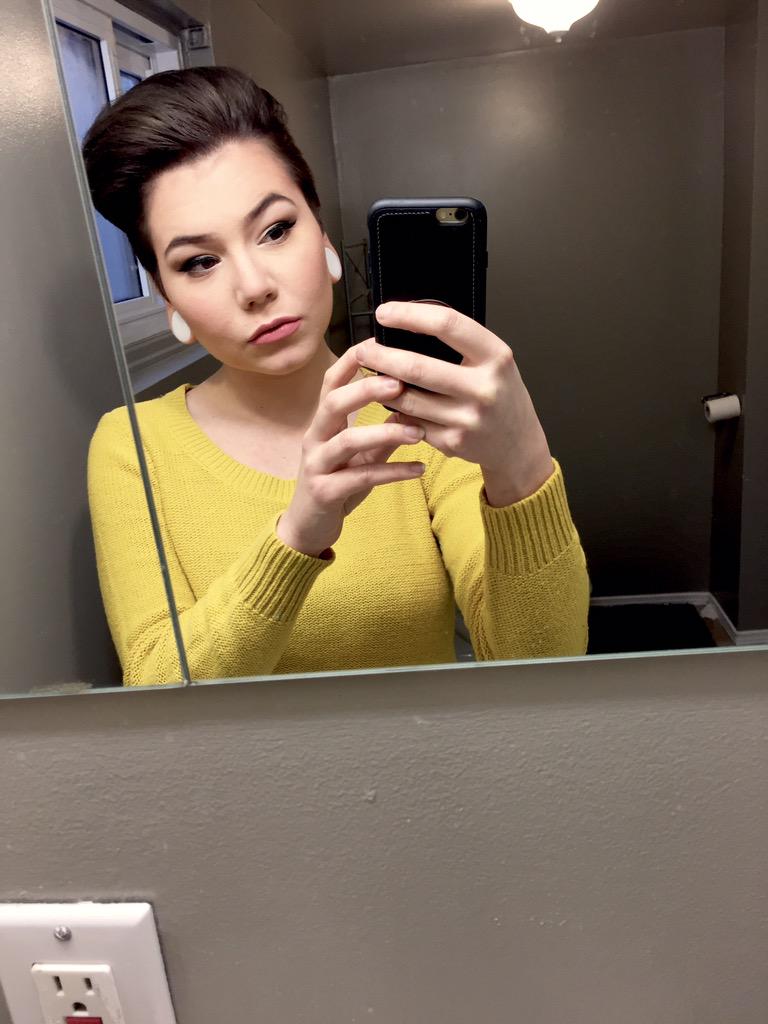 notquiche's tweet photo. My hair does not wanna stay up today #vavavolume http://t.co/Og3XMKYmGY