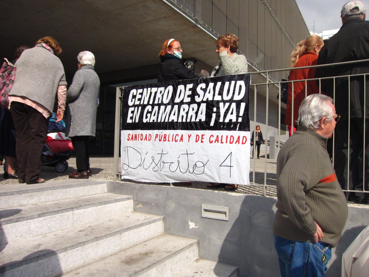 distrito4malaga's tweet photo. Apoyando a los vecinos en su lucha por el centro de salud en Gamarra. ¡Por una sanidad publica y de calidad! http://t.co/a12o7rfU57