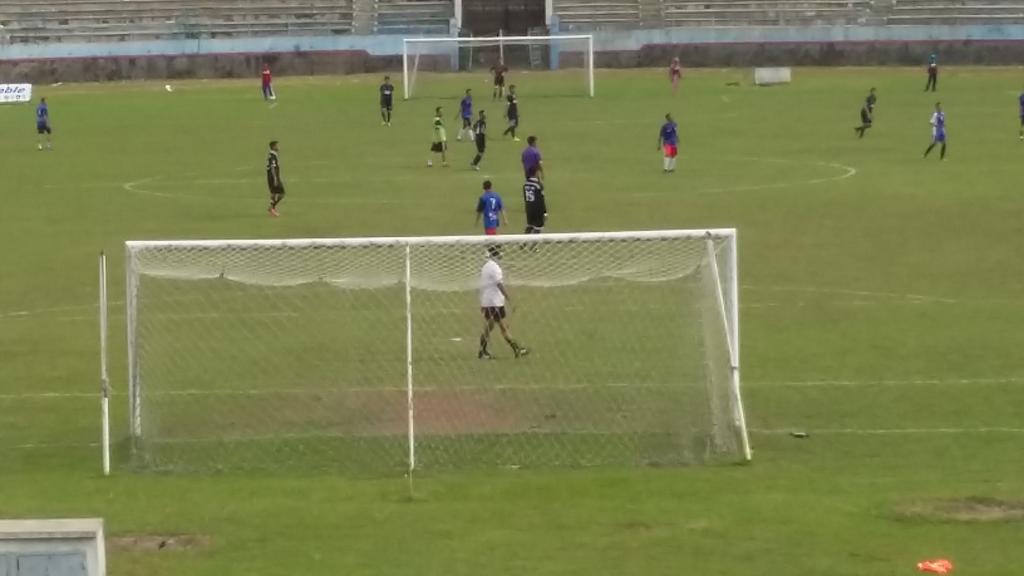 OssmandaSmg's tweet photo. Niiihhh.....!! Pertandingan antara guru melawan juara 3 bersamaa dengan score 2-1 yg dimenangkan oleh guru.Selamat! http://t.co/NdqzQSvuzP