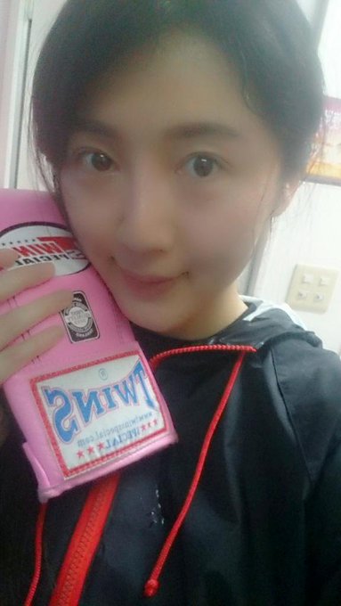 キックボクシング3時間終わった󾭠 今日はヤバイほど汗かいた󾭠 そぅそぅ共栄ボクシングジムのサウナスーツめっちゃ汗かく❗ http://t.co/DhbZXVZcM2