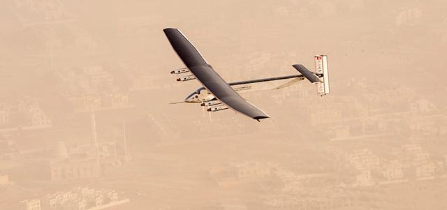 André Borschberg è partito: tenterà il giro del mondo su un aereo alimentato a energia solare ilpost.it/2015/03/09/sol…