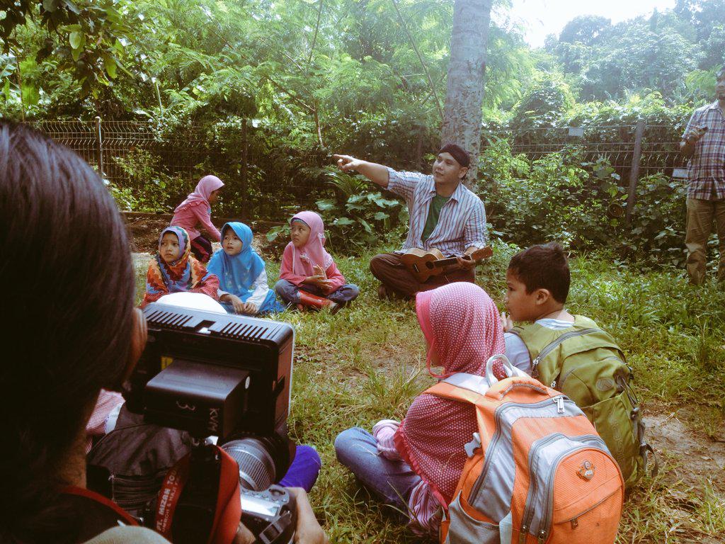msi_sai's tweet photo. Mas @FadlyPadi13 di @SekolahAlamID ✋ ini pas shooting untuk acara #joab http://t.co/c60aEHhXfi
