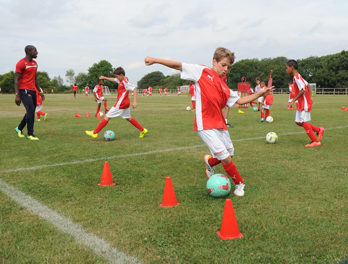 Arsenal's tweet photo. Learn to play the @Arsenal way at soccer schools across the United Kingdom this Easter: http://t.co/3XeORsnxzw http://t.co/htuvHGESyp