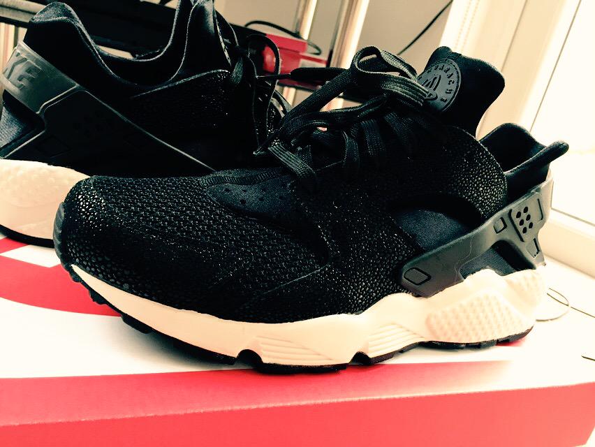 CoreiD's tweet photo. Bare wheels 💥 #nike #huarache http://t.co/JPOiwHAnYO