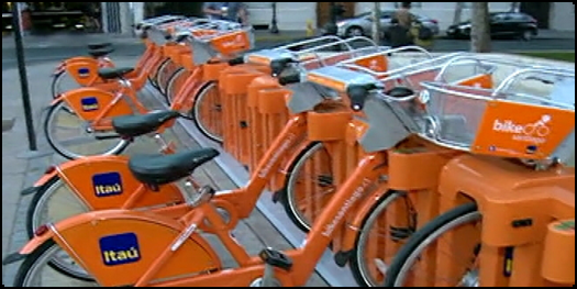 CNNChile's tweet photo. Este lunes se inicia la campaña "Bájate del auto y súbete a la bici" http://t.co/4BgDOUYj2C #CNNChile http://t.co/qbd2Txmxi6