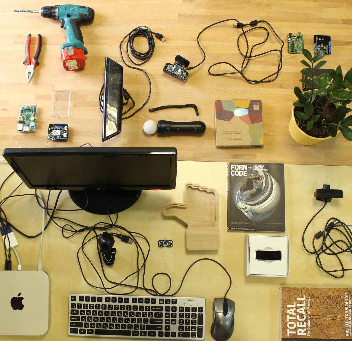 HelloComputerHQ's tweet image. Tools of trade #Kinect #psmove #RaspberryPi #arduino #seeedstudio #leapmotion