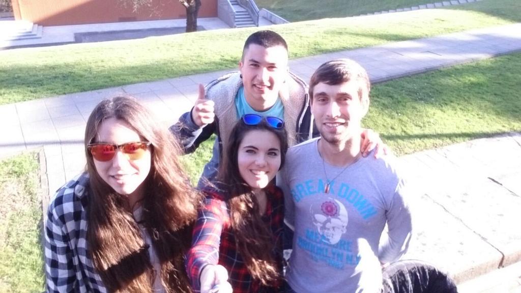 efrenrujs's tweet photo. Informáticos vendiéndose al postureo @donigg93 @beajunquera @MonicaCGlez http://t.co/K8jOwEAHwU