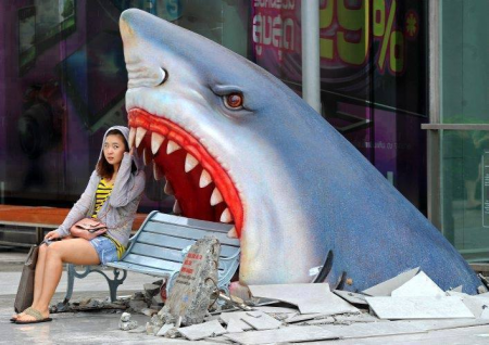 Dibujosytattoos's tweet photo. Espectacular dibujo en 3D en una parada de autobuses. http://t.co/dCDAkN9Gh4