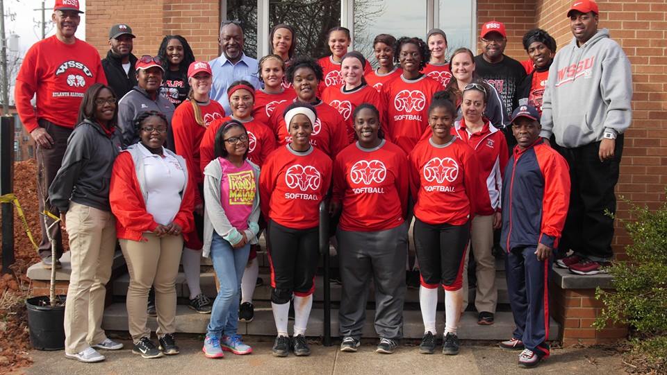 WSSU_Athletics's tweet photo. Cool pic of some Atlanta alumni with @WSSURamsSB... Pic courtesy of William Horton.... http://t.co/xkVwo6q42a