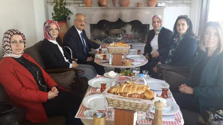 ercankinaci06's tweet photo. 8 Mart Dünya Kadınlar Günü vesileyle, Ak Parti İlçe Kadın kolları Başkanları ile birlikte kahvaltıda biraraya geldik. http://t.co/wBY9YFj2Oq
