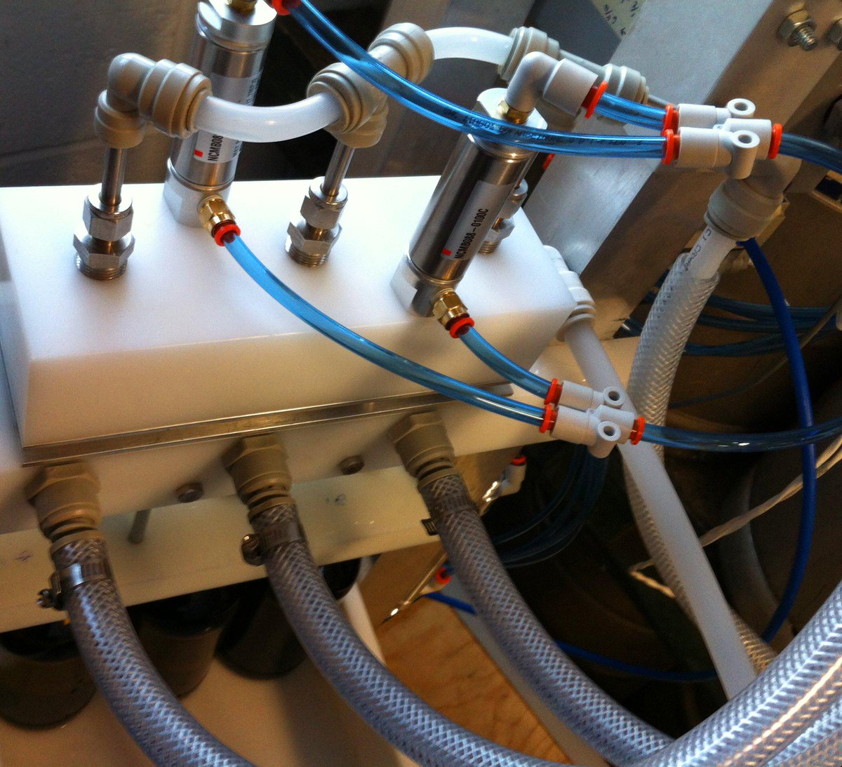 JUNCTION_CRAFT's tweet image. Doug is building our new #3Head Bottling System ... Looking good D ! #WorkInProgress