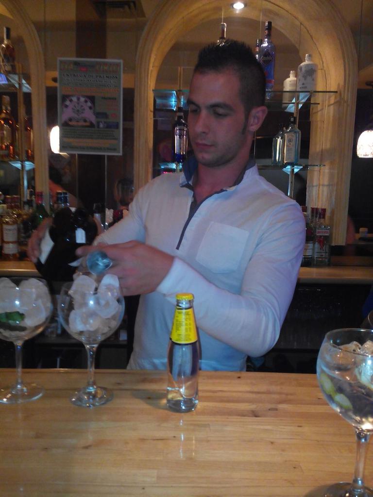 Pub_Atenea's tweet photo. Preparando gin tonic en #pub_atenea http://t.co/0aPTk1ex65